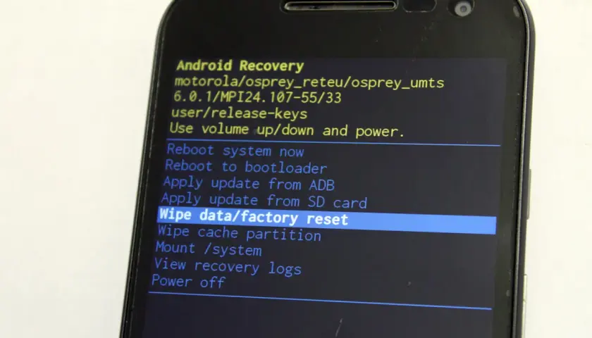 Ekran Android Recovery z opcją "Wipe data/factory reset", która pozwala dowiedzieć się, jak zresetować telefon do ustawień fabrycznych.