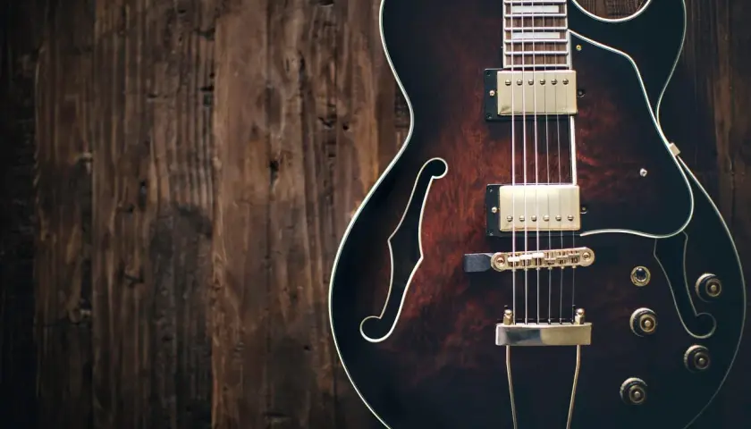 Gitara jazzowa na tle drewnianych desek. Ostatnie dźwięki, goodbye my lover.