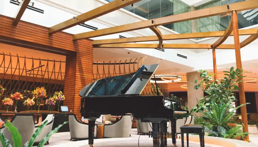 Elegancki fortepian czeka na pianistę, by zagrać piękny akord a piano w przestronnym holu.