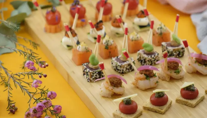 Plateau de petits fours sucrés et salés. Combien de petit four sucré par personne en dessert ? Difficile à dire, il y en a pour tous les goûts !