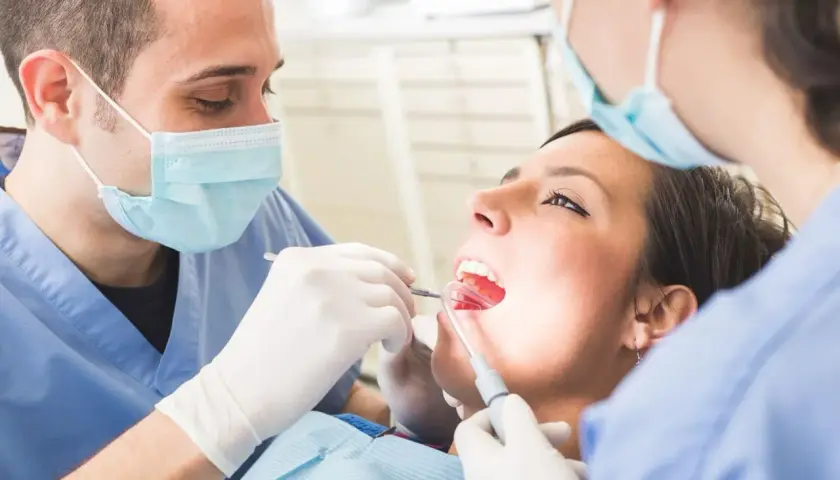 Czy dentysta widzi że ktoś pali? Oto co może zauważyć w jamie ustnej