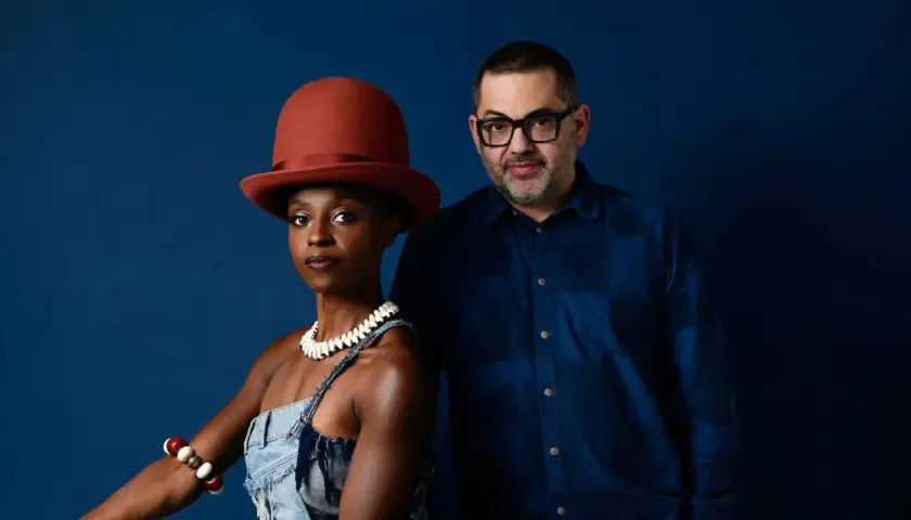 Morcheeba: wokalistka w rudym kapeluszu i dżinsowym ogrodniczkach, obok niej mężczyzna w okularach. Cieszą się wspólną podróżą.