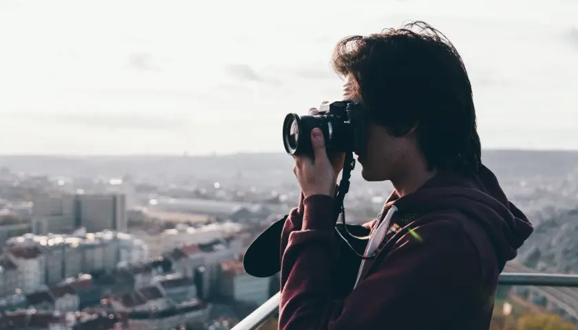 Młody mężczyzna, którego pasją jest fotograficzny zawód, uchwycił panoramę miasta.
