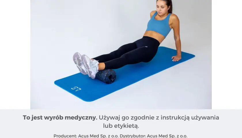 Kobieta wykonuje ćwiczenia na wałku do masażu, które mogą pomóc w przykurczu ścięgna Achillesa.