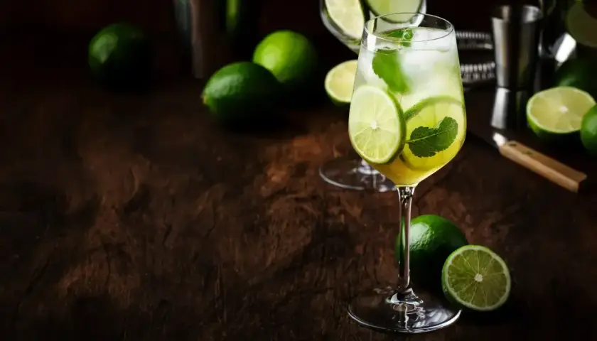 Orzeźwiający drink Hugo z limonką i miętą. Idealny przepis na lato.
