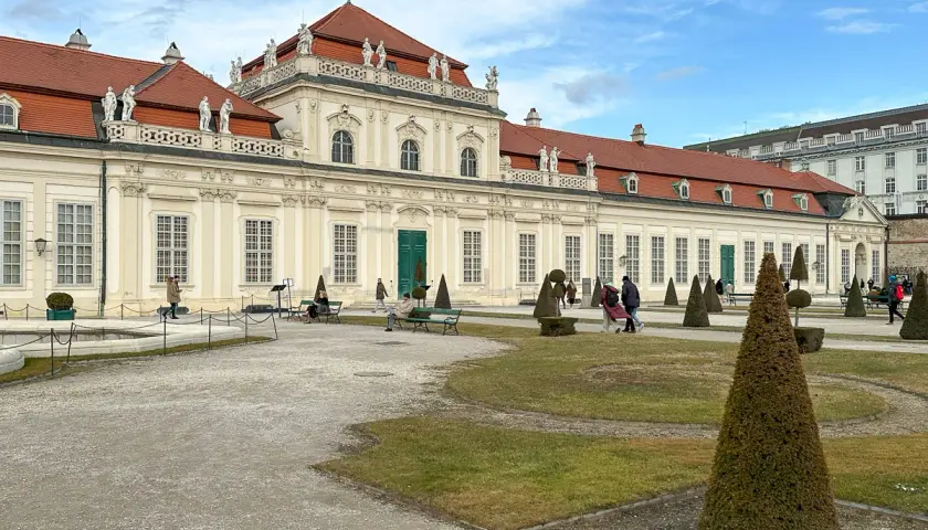 Spacerem po ogrodach Belwederu w Wiedniu, podziwiając barokową architekturę i rzeźbione drzewa.