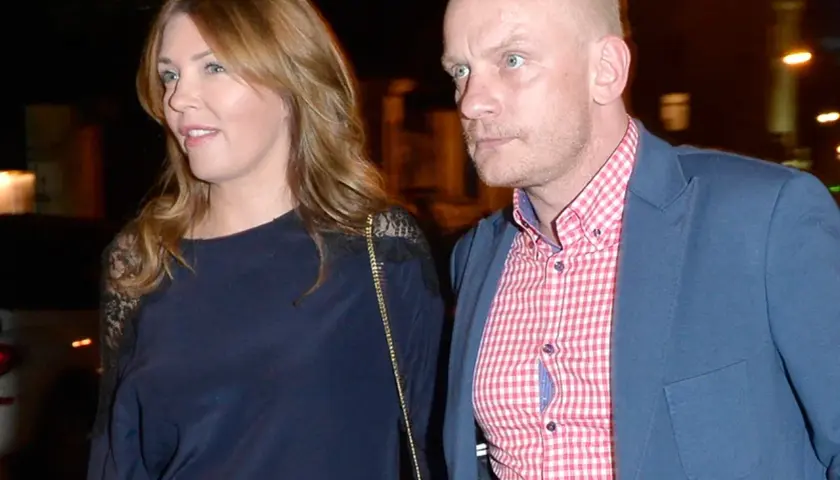 Bartosz Żukowski z żoną, w eleganckich strojach, wychodzą razem na wieczorne wyjście.