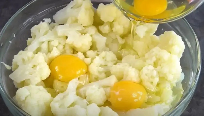 Do miski z kalafiorem dodawane są jajka, przygotowanie pysznych dań z kalafiora.