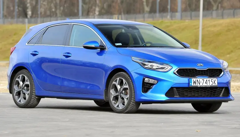 Niebieski Kia Ceed 1.4 benzyna na parkingu.