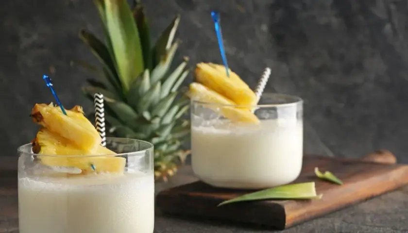 Orzeźwiający drink z ananasem, idealny na lato. Poznaj przepis na Malibu drink!