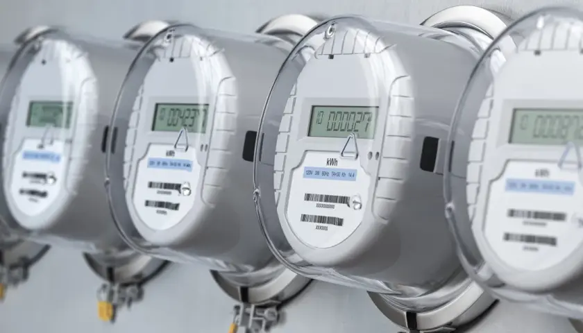 Fila de contadores de luz inteligentes con pantallas digitales mostrando el consumo de energía.