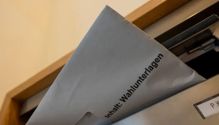 Brief mit der Aufschrift "Inhalt: Wahlunterlagen" wird in einen Briefkasten gesteckt. Die Civey Sonntagsfrage Bayern könnte bald per Post beantwortet werden.