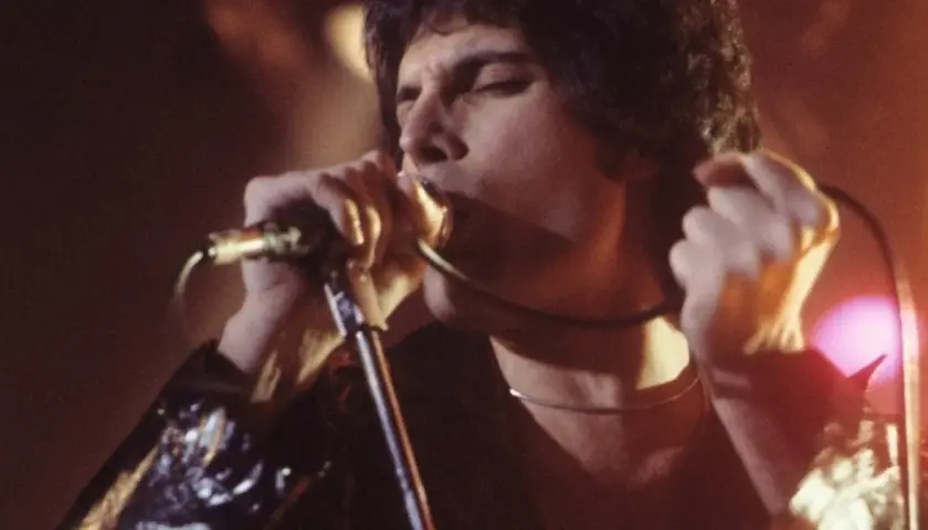 Freddie Mercury śpiewa z pasją, jakby chciał porwać tłumy. Choć nie ma tu dzieci, jego muzyka to dziedzictwo dla przyszłych pokoleń.