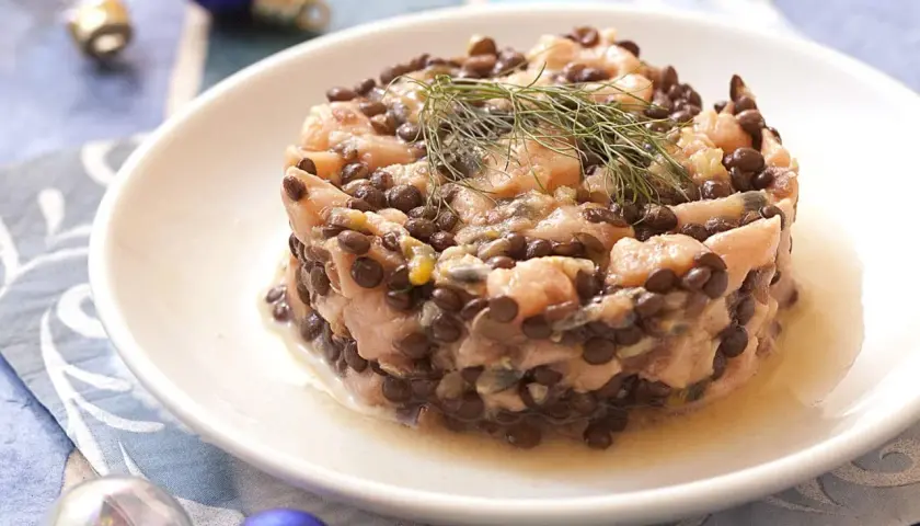 Tartare de saumon et lentilles, une idée gourmande pour savoir pourquoi manger des lentilles le 1er janvier. Délicieux et festif !