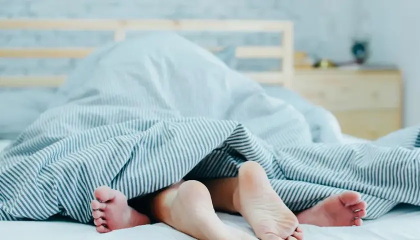 Stopy pary pod kołdrą. Czyżby ktoś wpadł przez stosunek przerywany?
