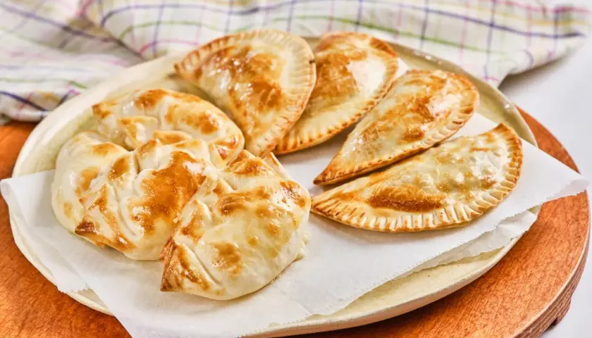 Deliciosas empanadillas al horno, doradas y listas para disfrutar. Un bocado perfecto para cualquier momento.
