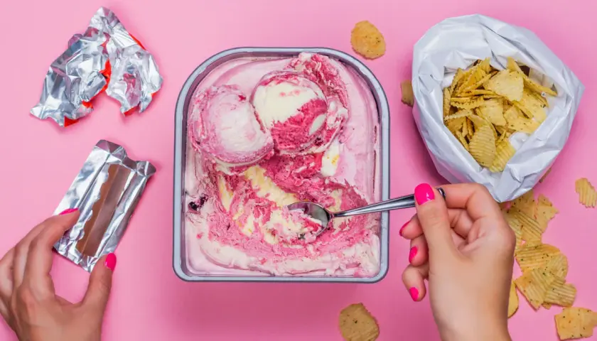 Ktoś ma wielką ochotę na słodkie przed okresem! Lody, czekolada i chipsy – idealny zestaw.