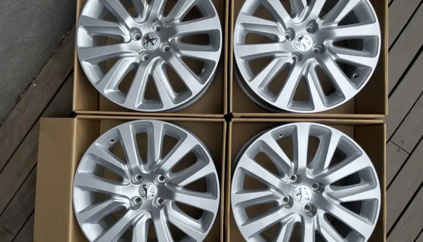 Cztery nowe felgi aluminiowe do Peugeot 407, gotowe do montażu. Idealny rozmiar opon dla tego modelu.