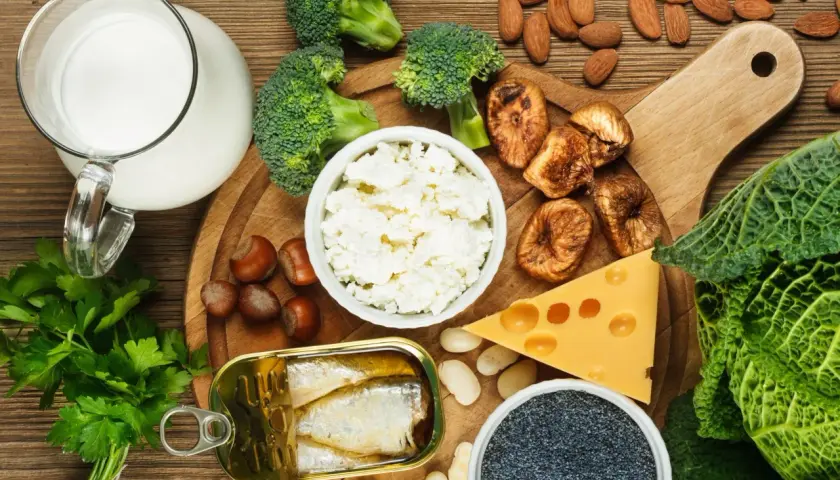 Milch, Brokkoli, Käse, Mandeln, Sardinen, Feigen, Mohn und Grünkohl – Lebensmittel, die die **Calciumwirkung** für starke Knochen unterstützen.