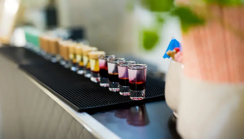 Kolorowe shoty na barze, idealne na imprezę. Sprawdź, jaki barman na imprezę cena!