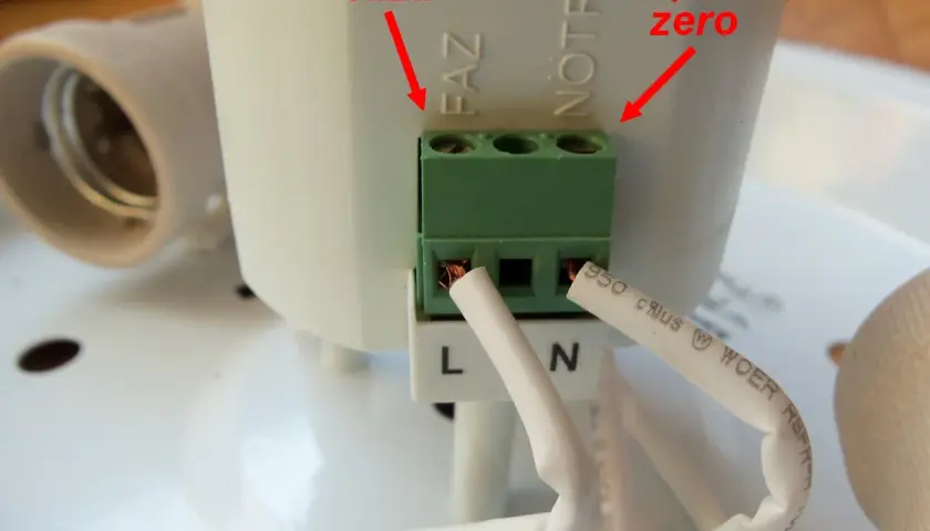 Instalacja czujnika ruchu: przewody fazy i zera podłączone do zacisków 230V. Może to być przyczyną, że czujnik ruchu nie wyłącza światła.