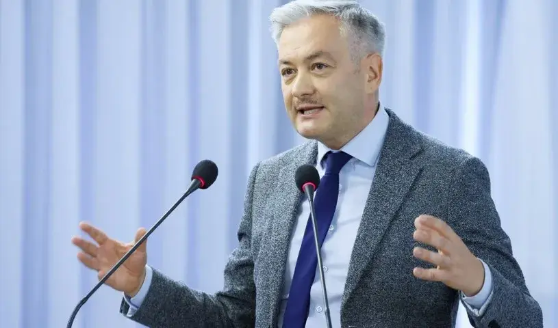 Ile lat ma Robert Biedroń? Wiek i kluczowe etapy kariery.