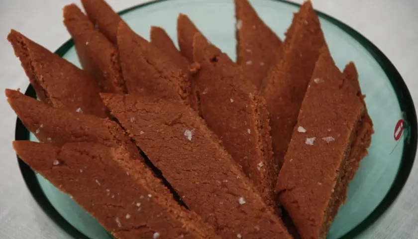 En skål med chokladiga kolakakor med flingsalt. Perfekta för fikat!