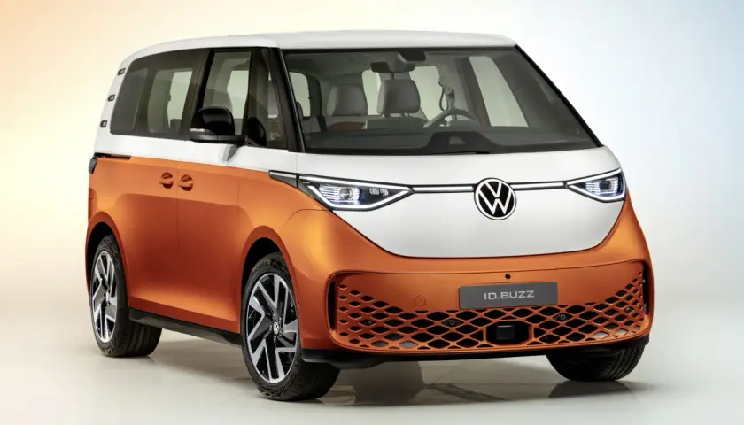 Il Volkswagen ID. Buzz, un furgone elettrico bicolore arancione e bianco, pronto per un viaggio pieno di energia.