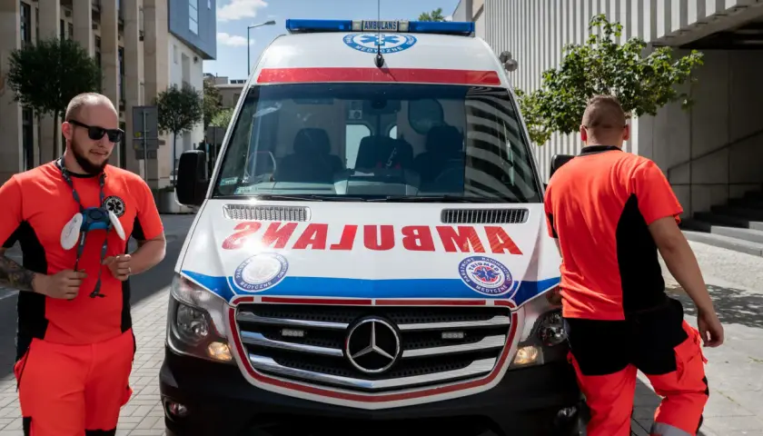 Ratownicy medyczni przy ambulansie. Ich praca to nie tylko transport krwi, ale też zarobki i ratowanie życia.