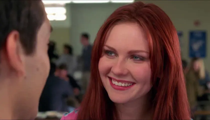 Mary Jane Watson, część obsady Niesamowitego Spider-Mana, uśmiecha się ciepło.