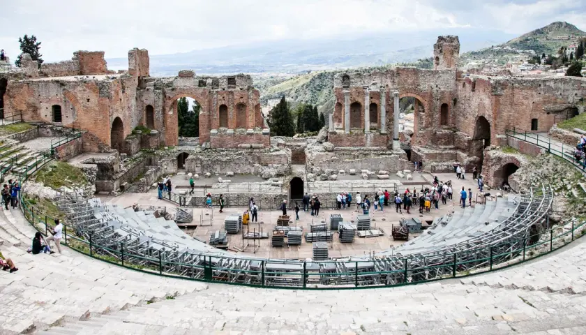 Un weekend a Taormina, tra le rovine del teatro greco-romano e la vista mozzafiato sull'Etna.