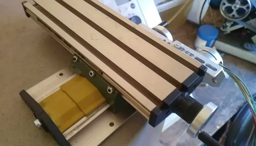 Stół krzyżowy do plotera CNC DIY. Precyzyjne prowadnice i pokrętła do sterowania ruchem.