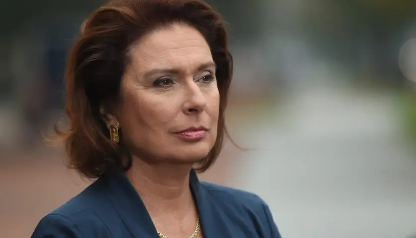 Kobieta w granatowej marynarce, ze złotą biżuterią, wygląda na dojrzałą. Trudno zgadnąć, ile lat ma Kidawa Błońska.