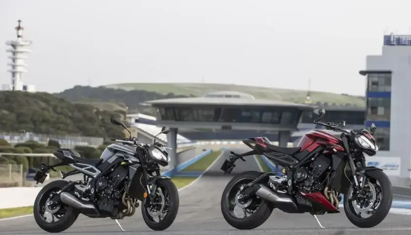 Dwa motocykle Triumph Street Triple 675 na torze wyścigowym. Czerwony i grafitowy. Dane techniczne w zasięgu wzroku.