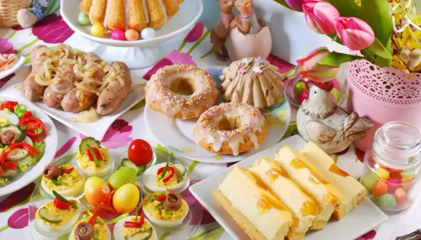 Wielkanocne potrawy: babka, kiełbaski, jajka faszerowane, sernik i słodkości. Lista dań na świąteczny stół.