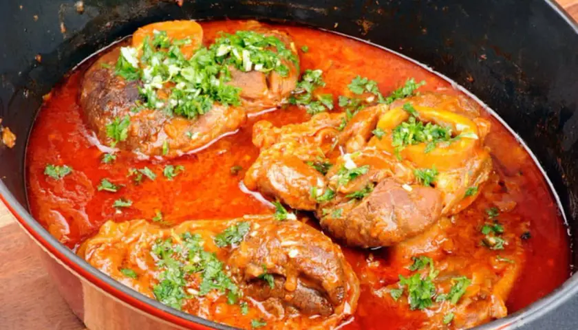 Un plat mijoté de morceaux de dinde tendres, baignant dans une sauce rouge savoureuse et garni de persil frais. Un délice d'osso bucco de dinde.