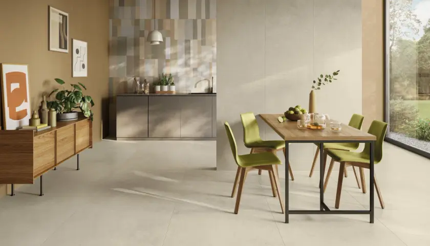 Pavimento cucina idee: un ambiente moderno con tavolo in legno, sedie verdi e una cucina a vista.