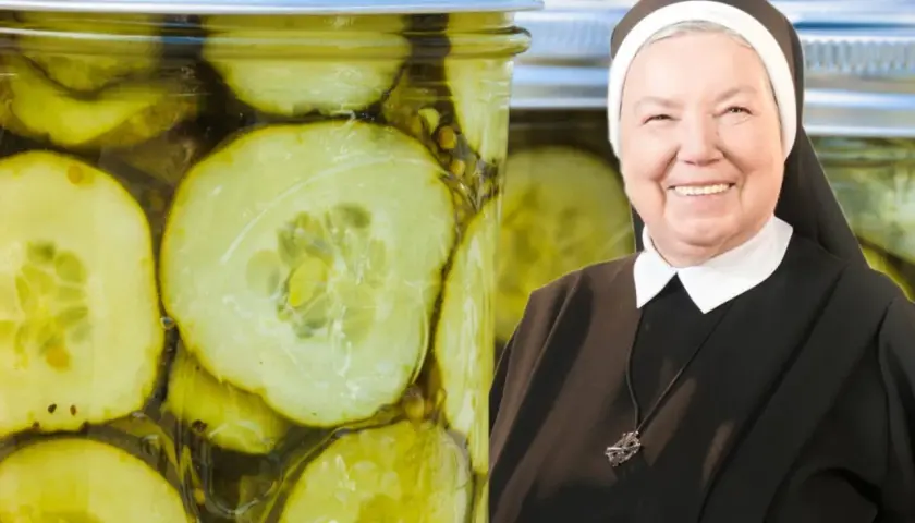 Uśmiechnięta zakonnica obok słoików z ogórkami. Jej przepis na mizerię do słoików jest ponoć najlepszy w okolicy.