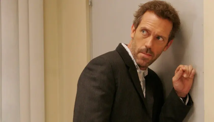 Dr. House, z charakterystycznym spojrzeniem, zastanawia się nad kolejnym przypadkiem. Ile sezonów serialu czeka na widzów?