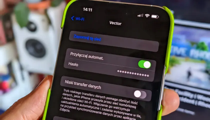 Ekran iPhone'a pokazuje ustawienia Wi-Fi. Widzimy opcję "Zapomnij tę sieć" i pole "Hasło", co może pomóc w sytuacji, gdy zastanawiasz się, jak odzyskać hasło do Wi-Fi.