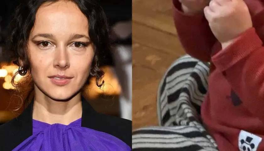 Monika Brodka z dziećmi. Artystka w fioletowej kokardzie obok malucha w czerwonym sweterku i pasiastych spodniach.
