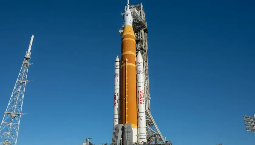 Potężna rakieta NASA Space Launch System (SLS) gotowa do startu. Dwa potężne boostery rakietowe po bokach centralnego zbiornika paliwa.
