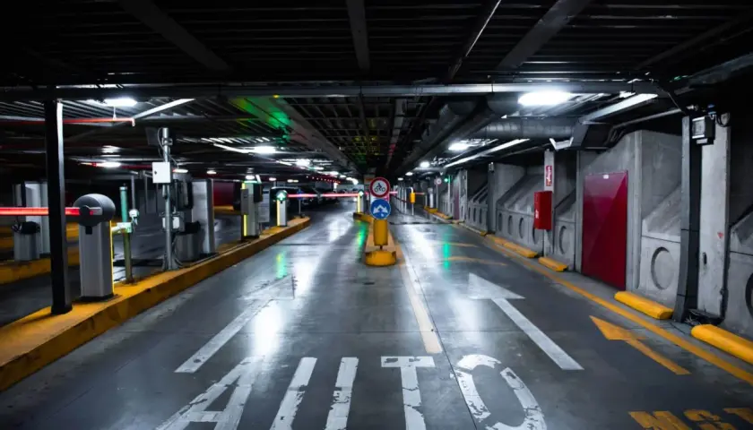 Ingresso al parcheggio metro Santa Maria del Soccorso. Le frecce indicano la direzione per le auto.