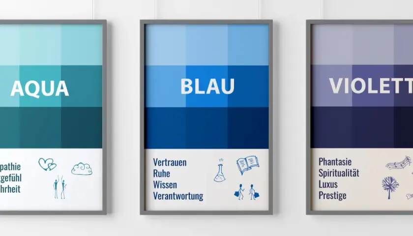 Drei gerahmte Bilder zeigen Farbverläufe in Blau- und Violetttönen. Das mittlere Bild ist mit "BLAU" beschriftet und symbolisiert Vertrauen und Wissen.