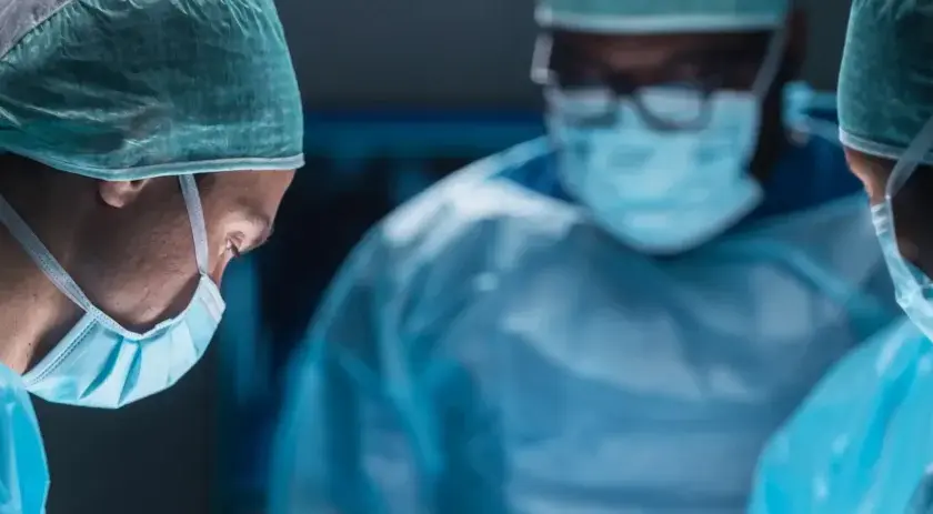 Chirurghi in sala operatoria, concentrati sul loro lavoro. Il loro impegno ha un autoptico significato per la vita dei pazienti.