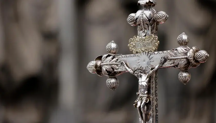 Ein detailreiches Silberkreuz mit Jesusfigur. Die aufwendige Verzierung erinnert an eine Erleuchtung, die tiefe epiphanie bedeutung.