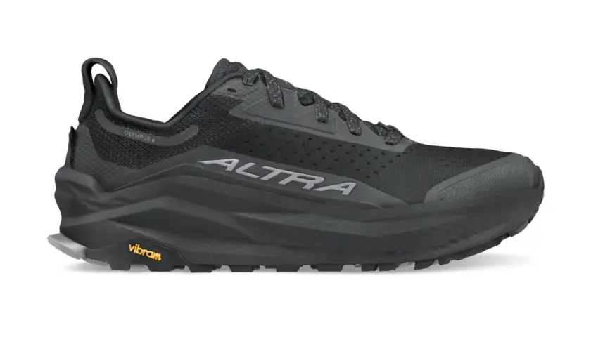 Czarny but trailowy Altra Olympus 6 z logo Vibram na podeszwie. Gotowy na każde wyzwanie.