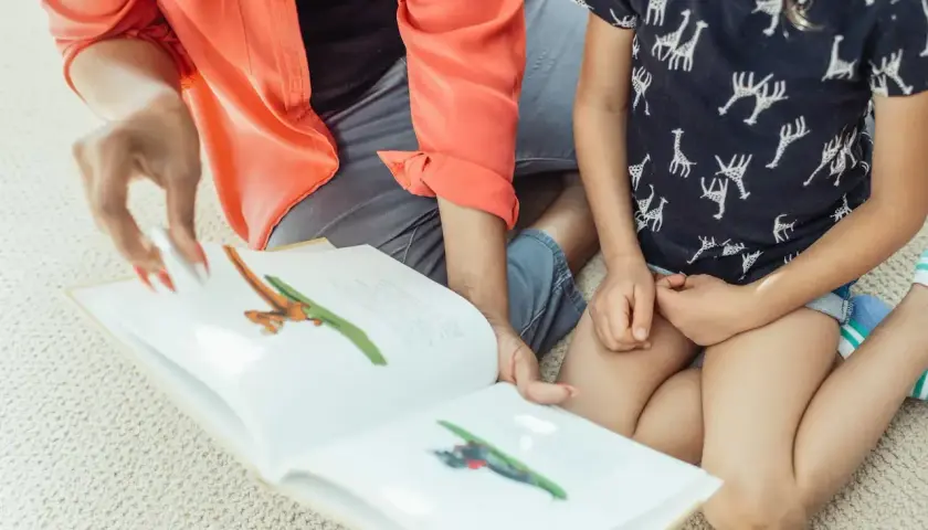 Mama czyta dziecku bajkę o zwierzątkach, ćwicząc zmiękczenia w języku polskim.