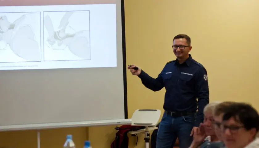 Wykładowca omawia drożność dróg oddechowych. Dowiedz się, ile trwa kurs pierwszej pomocy na prawo jazdy i jak ratować życie.