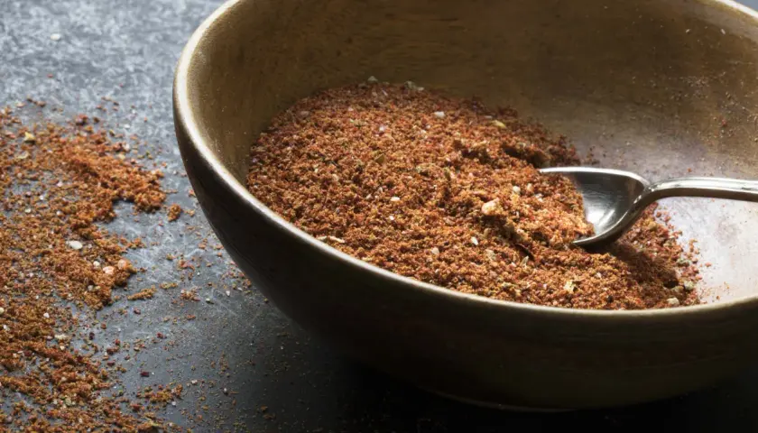 En skål med kryddblandning för tacos. Perfekt för ditt tacokrydda recept.